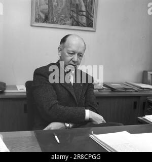 Attuale 55-9-1960: Oslo è piena di vivaci scuole e classi di esplosione i bambini sono impossibili? Gli insegnanti di Oslo hanno lanciato un'azione per ottenere fondi per mantenere l'ordine. I rapporti mostrano che il rumore e la disobbedienza sono più diffusi di prima, sia nelle scuole superiori che nelle scuole elementari. La pipa spagnola cadde, ma al suo posto non venne nulla. Sia l'insegnante che lo studente hanno bisogno di istruzioni fisse. Kåre Norum, presidente della Norwegian Teachers' Association. Foto: Ivar Aaserud / Aktuell / NTB ***FOTO NON ELABORATA*** Foto Stock