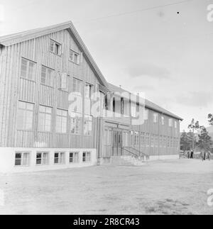 Corrente 17-1950: Industria nel deserto e Between montagne innevate al confine svedese, lontano ad est di Bodø, si trova Sulitjelma. La popolazione di questa città di montagna dipende completamente dall'attività mineraria e dalle loro miniere. Le comunicazioni sono scarse. In primavera e in autunno, Sulitjelma può essere completamente isolato dal mondo esterno. Le 3.000 persone che vivono lì sono tutte 'noi' e vivono la propria vita - quasi come uno stato all'interno di uno stato. Foto: Sverre A. Børretzen / Aktuell / NTB ***FOTO NON ELABORATA*** Foto Stock