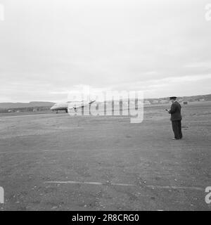 Corrente 47-1-1960: Gli aerei nel soggiorno. Sappiamo ancora troppo poco degli effetti del rumore sull'udito e sui nervi. Tuttavia, stiamo iniziando a costruire un grande aeroporto in una zona densamente costruita: Fornebu. Certo, molte case sono state costruite dopo l'arrivo dell'aeroporto, ma è chiaro che questa era una tipica zona residenziale, ben adatta per lo sviluppo suburbano. Foto: Ivar Aaserud / Aktuell / NTB ***FOTO NON ELABORATA*** Foto Stock