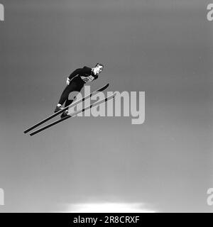 Attuale 15-3-1960: Abbiamo vinto e abbiamo vinto... I jumper hanno raccolto i record del pubblico e gli sciatori di fondo hanno fatto la storia dello sci. Foto: Sverre A. Børretzen / Aage Storløkken / Aktuell / NTB ***FOTO NON ELABORATA*** Foto Stock