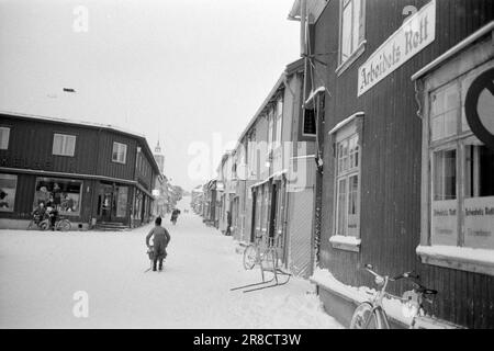 Corrente 51-1-1960: Rispecchiano il giorno e la notte in Røros.Report sul giornale Røros 'Arbeidets Rett'. Foto: Sverre A. Børretzen / Aktuell / NTB ***FOTO NON ELABORATA*** Foto Stock