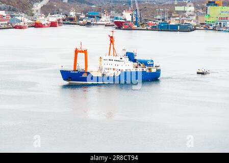 Polar Prince Towing OceanGate Expeditions trasporta navi sommergibili su una chiatta mentre parte per il sito del relitto del Titanic per un tour sotto l'oceano. Foto Stock