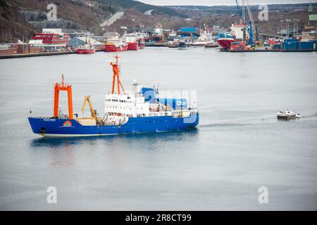 Polar Prince Towing OceanGate Expeditions trasporta navi sommergibili su una chiatta mentre parte per il sito del relitto del Titanic per un tour sotto l'oceano. Foto Stock