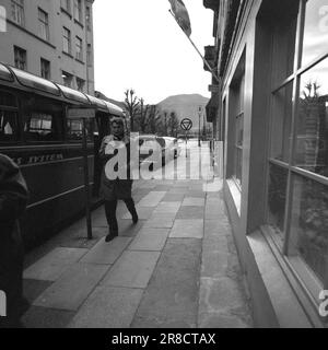 Attuale 1-5-1960: Voliamo - e l'attesa Di Un volo da Oslo a Bergen ha preso 4 1/2 ore. Abbiamo aspettato e bused via oltre 3! Foto: Ivar Aaserud / Aktuell / NTB ***FOTO NON ELABORATA*** Foto Stock