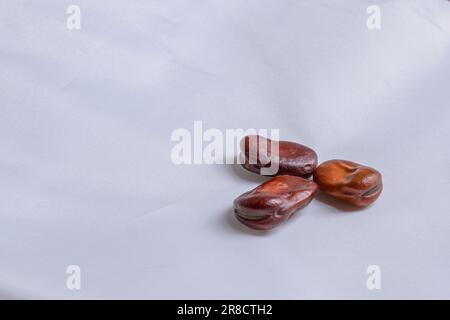 Trio di fave (anche note come fagioli fortunati da un St. L'altare di Giuseppe) su sfondo bianco Foto Stock