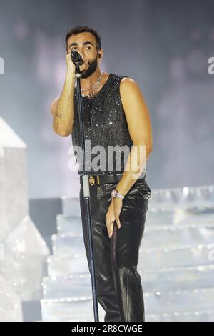 Padova, Italia. 20th giugno, 2023. MARCO MENGONI MARCO NEGLI STADI 2023 STADIO EUGANEO - PADOVA Marco Mengoni, primo artista italiano ad aver vinto il Best European Act agli MTV Europe Music Awards, premio vinto nel 2010 e nuovamente nel 2015, Oltre al primo artista italiano nella storia ad esibirsi alla Billboard Film & TV Music Conference di Los Angeles nel 2013. Recentemente ha partecipato all'Eurovisione 2023 vincendo il quarto posto. Nella foto Marco Mengoni Credit: Independent Photo Agency/Alamy Live News Foto Stock