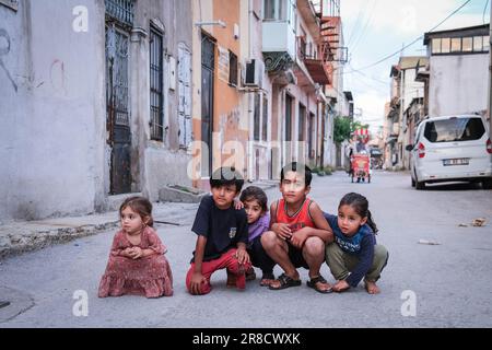 I bambini rifugiati siriani posa per una foto. Secondo le cifre dell'Alto Commissariato delle Nazioni Unite per i rifugiati (UNHCR), il 20 giugno Giornata mondiale dei rifugiati, ci sono 108,4 milioni di rifugiati nel mondo. La maggior parte dei rifugiati sono donne e bambini. Türkiye è uno dei paesi che accolgono i rifugiati. A maggio 2023, il numero di rifugiati in Turchia ha raggiunto 3 milioni e 381 mila persone. La maggior parte dei rifugiati in Turchia sono cittadini siriani a causa della vicinanza della regione. La pressione sui rifugiati è aumentata negli ultimi tempi. Di tanto in tanto sono oppressi da gruppi razzisti o loro Foto Stock