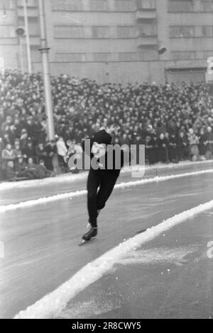 Effettivo 4-6-1947: WC su pattinaBoil ghiaccio per 10 secondi. Il Campionato Mondiale di Pattinaggio 1947 è andato nello stile di tutte le gare principali precedenti di quest'anno. Il clou è stato senza dubbio i 10.000 metri dove Sverre Farstad di Trønder combatté contro Finn Lassi Parkkinen. La tribuna era piena di emozioni durante tutta la gara, ma il trønder non è stato in grado di appendere a Parkkinen. Farstad ha trascorso esattamente 10 secondi troppo, ed è diventato campione del mondo finlandese. Foto: Aktuell / NTB ***FOTO NON ELABORATA*** Foto Stock