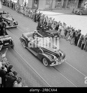 Attuale 16-1947: Centomila tributi al re per 75 anni Oslo aveva tirato fuori tutte le fermate per il 75th° compleanno del re Haakon il 3 agosto. L'immagine del re brillò contro uno in tutte le dimensioni ed edizioni da quasi ogni vetrina. Per tre giorni interi i festeggiamenti reali durarono. Il momento culminante dei festeggiamenti di Oslo è stato senza dubbio il giro in auto del re attraverso la città di domenica. Foto: Aktuell / NTB ***FOTO NON ELABORATA*** Foto Stock