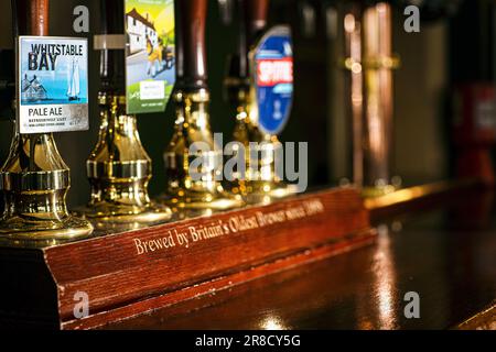 Birra pompa al pub in botte e vetro a Palace St, Londra, Regno Unito Foto Stock