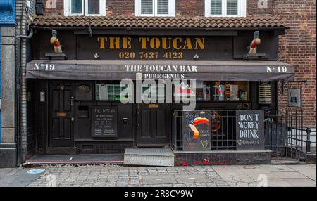 Esterno il Toucan Bar a Soho. Londra Foto Stock