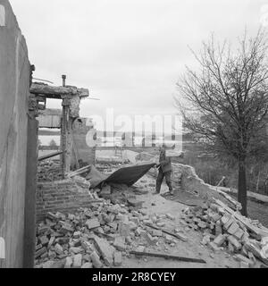 Corrente 47-1-1960: Gli aerei nel soggiorno. Sappiamo ancora troppo poco degli effetti del rumore sull'udito e sui nervi. Tuttavia, stiamo iniziando a costruire un grande aeroporto in una zona densamente costruita: Fornebu. Certo, molte case sono state costruite dopo l'arrivo dell'aeroporto, ma è chiaro che questa era una tipica zona residenziale, ben adatta per lo sviluppo suburbano. Foto: Ivar Aaserud / Aktuell / NTB ***FOTO NON ELABORATA*** Foto Stock