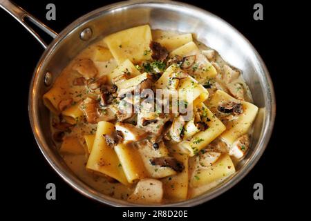 tradizionale pasta italiana cremosa di funghi selvatici con tartufo, ceps e porchini, fondo nero Foto Stock