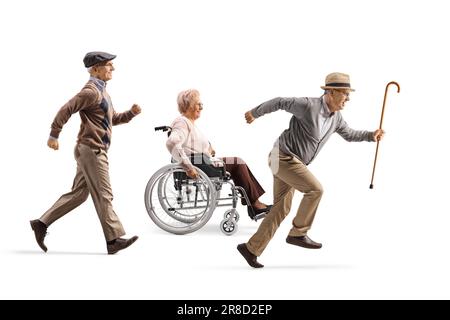 Uomini anziani che corrono e una donna anziana su una sedia a rotelle isolata su sfondo bianco Foto Stock