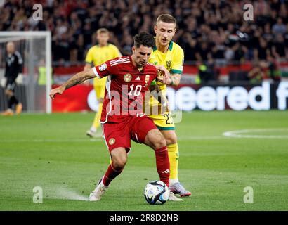 Budapest, Ungheria. 20th giugno, 2023. Eligijus Jankauskas di Lituania sfida Dominik Szoboszlai di Ungheria durante la partita di qualificazione UEFA EURO 2024 di gruppo G tra Ungheria e Lituania alla Puskas Arena il 20 giugno 2023 a Budapest, Ungheria. Credit: Laszlo Szirtesi/Alamy Live News Foto Stock