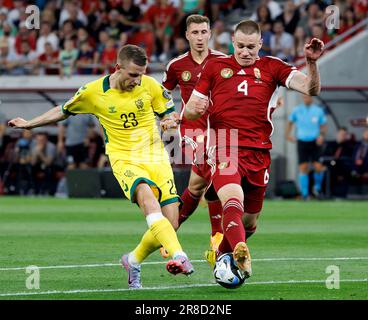 Budapest, Ungheria. 20th giugno, 2023. Attila Szalai di Ungheria blocca il colpo da Eligijus Jankauskas di Lituania durante la partita di qualificazione UEFA EURO 2024 di gruppo G tra Ungheria e Lituania alla Puskas Arena il 20 giugno 2023 a Budapest, Ungheria. Credit: Laszlo Szirtesi/Alamy Live News Foto Stock