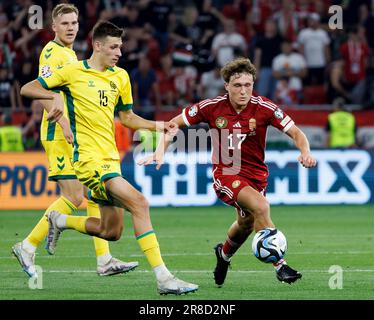 Budapest, Ungheria. 20th giugno, 2023. Gvidas Gineitis di Lituania sfida Callum Styles di Ungheria durante la partita di qualificazione UEFA EURO 2024 di gruppo G tra Ungheria e Lituania alla Puskas Arena il 20 giugno 2023 a Budapest, Ungheria. Credit: Laszlo Szirtesi/Alamy Live News Foto Stock