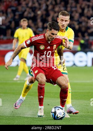 Budapest, Ungheria. 20th giugno, 2023. Eligijus Jankauskas di Lituania sfida Dominik Szoboszlai di Ungheria durante la partita di qualificazione UEFA EURO 2024 di gruppo G tra Ungheria e Lituania alla Puskas Arena il 20 giugno 2023 a Budapest, Ungheria. Credit: Laszlo Szirtesi/Alamy Live News Foto Stock