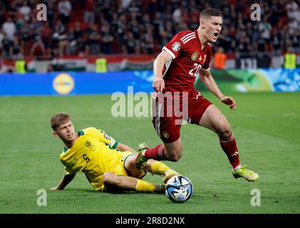 Budapest, Ungheria. 20th giugno, 2023. Artemijus Tutyskinas lituano fouls Roland Sallai di Ungheria durante la partita di qualificazione UEFA EURO 2024 di gruppo G tra Ungheria e Lituania alla Puskas Arena il 20 giugno 2023 a Budapest, Ungheria. Credit: Laszlo Szirtesi/Alamy Live News Foto Stock