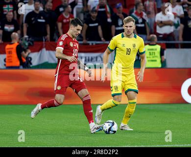 Budapest, Ungheria. 20th giugno, 2023. Gytis Paulauskas della Lituania sfida Dominik Szoboszlai dell'Ungheria durante la partita di qualificazione UEFA EURO 2024 del gruppo G tra Ungheria e Lituania alla Puskas Arena il 20 giugno 2023 a Budapest, Ungheria. Credit: Laszlo Szirtesi/Alamy Live News Foto Stock