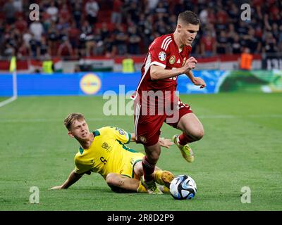 Budapest, Ungheria. 20th giugno, 2023. Artemijus Tutyskinas lituano fouls Roland Sallai di Ungheria durante la partita di qualificazione UEFA EURO 2024 di gruppo G tra Ungheria e Lituania alla Puskas Arena il 20 giugno 2023 a Budapest, Ungheria. Credit: Laszlo Szirtesi/Alamy Live News Foto Stock