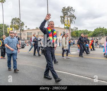 Los Angeles, CA, USA – 11 giugno 2023: Michael Moore, capo del Dipartimento di polizia di Los Angeles, si trova nella Parata de LA Pride di Los Angeles, California. Foto Stock