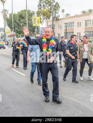 Los Angeles, CA, USA – 11 giugno 2023: Michael Moore, capo del Dipartimento di polizia di Los Angeles, si trova nella Parata de LA Pride di Los Angeles, California. Foto Stock