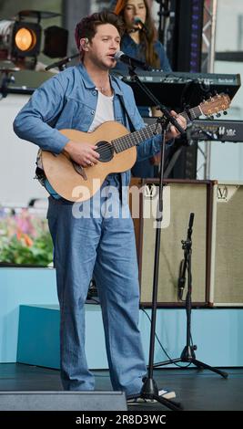 NEW YORK, NY, USA - 09 GIUGNO 2023: Niall Horan si esibisce nella serie di concerti 'Today' Show della NBC al Rockefeller Plaza. Foto Stock