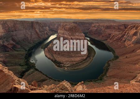 Vista al tramonto dell'Horseshoe Bend e del fiume Colorado vicino a Page, Arizona. Foto Stock