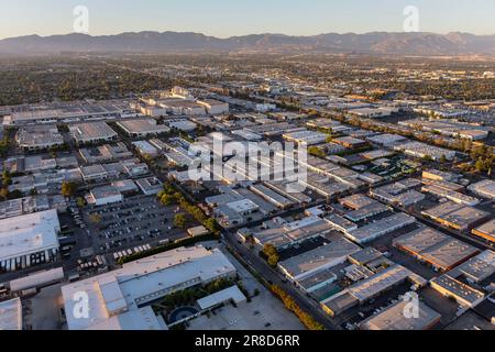 Vista aerea nel tardo pomeriggio degli edifici industriali nell'area di Van Nuys di Los Angeles, California. Foto Stock