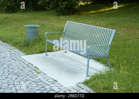 Moderna panchina in metallo nel parco cittadino. Foto Stock