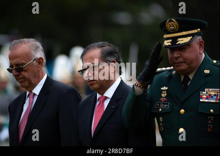 Bogota, Colombia. 20th giugno, 2023. /Da sinistra a destra) il ministro della Difesa colombiano Ivan Velasquez, il presidente colombiano Gustavo Petro e il comandante delle forze militari colombiane, Helder Fernan Giraldo Bonilla durante la promozione al generale del direttore della polizia William Rene Salamanca, presso l'Accademia generale di polizia di Santander a Bogotà, Colombia, il 20 giugno 2023. Photo by: Chepa Beltran/Long Visual Press Credit: Long Visual Press/Alamy Live News Foto Stock