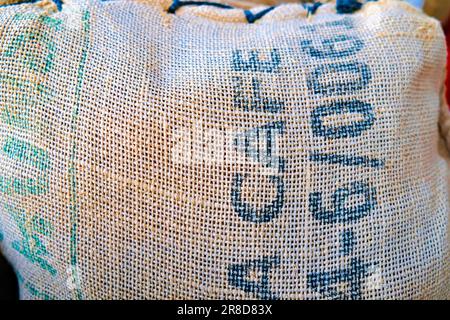 sacchi di juta con imballaggi biodegradabili in grani di caffè Foto Stock