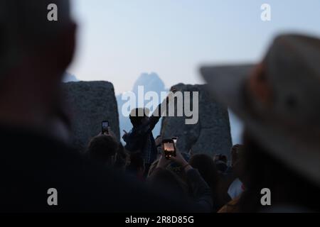 Salisbury, Gran Bretagna. 20th giugno, 2023. La gente si riunisce per celebrare il Solstizio d'estate a Stonehenge. Marta Montana Gomez/Alamy Live News Foto Stock