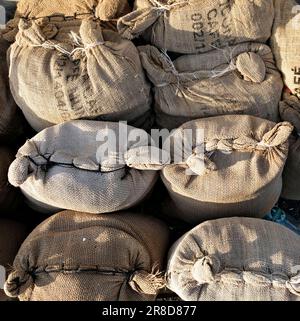 sacchi di juta con imballaggi biodegradabili in grani di caffè Foto Stock