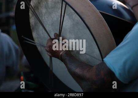 Salisbury, Gran Bretagna. 20th giugno, 2023. La gente si riunisce per celebrare il Solstizio d'estate a Stonehenge. Marta Montana Gomez/Alamy Live News Foto Stock