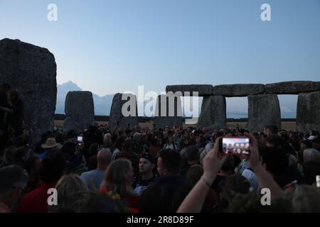 Salisbury, Gran Bretagna. 20th giugno, 2023. La gente si riunisce per celebrare il Solstizio d'estate a Stonehenge. Marta Montana Gomez/Alamy Live News Foto Stock