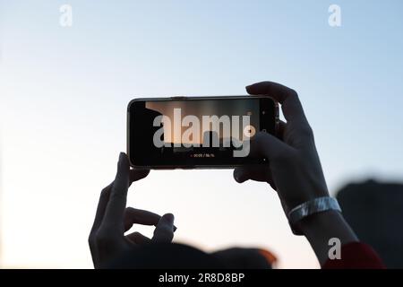 Salisbury, Gran Bretagna. 20th giugno, 2023. La gente si riunisce per celebrare il Solstizio d'estate a Stonehenge. Marta Montana Gomez/Alamy Live News Foto Stock