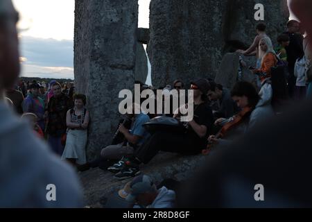 Salisbury, Gran Bretagna. 20th giugno, 2023. La gente si riunisce per celebrare il Solstizio d'estate a Stonehenge. Marta Montana Gomez/Alamy Live News Foto Stock