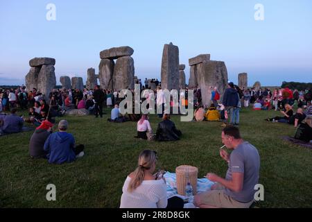 Salisbury, Gran Bretagna. 20th giugno, 2023. La gente si riunisce per celebrare il Solstizio d'estate a Stonehenge. Laura Gaggero/Alamy Live News Foto Stock