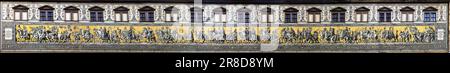 La Processione dei principi (Fürstenzug) a Dresda (Germania) è un'immagine più grande della vita di una cavalcata di cavalieri, applicata a circa 23.000 piastrelle di porcellana di Meissen. L'opera d'arte lunga 102 metri, considerata il più grande murale in porcellana del mondo, raffigura la galleria ancestrale dei 34 margravi, duchi, elettori e re della dinastia dei Wettin che governò la Sassonia tra il 1127 e il 1873. Tuttavia, se si aggiunge il principe Giorgio che cavalca alla fine della processione, che in seguito fu anche re, allora il numero totale di governanti Wettin da vedere nella processione equestre è di 35 Foto Stock