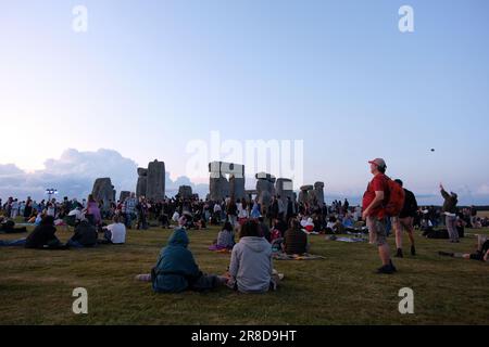 Salisbury, Gran Bretagna. 20th giugno, 2023. La gente si riunisce per celebrare il Solstizio d'estate a Stonehenge. Laura Gaggero/Alamy Live News Foto Stock