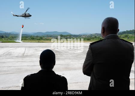 STATI UNITI Generale dell'esercito, Gen. Janeen L. Birckhead, generale aggiunto per il Maryland, Gen Ivica Jerkić, Vice Capo dello Stato maggiore delle forze Armate Bosnia-Erzegovina per le operazioni, guarda una dimostrazione di capacità di elicottero multi-missione Huey II UH-1H nelle caserme di Rajlovac, Sarajevo, Bosnia-Erzegovina il 19 giugno 2023. I soldati AFBIH hanno condotto una dimostrazione di una benna di Bambi usata durante gli scenari di estinzione. (STATI UNITI Air National Guard foto di Senior Airman Rachel Underwood) Foto Stock