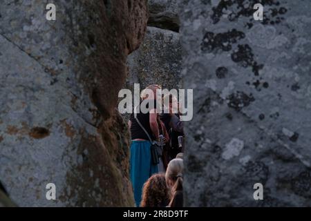 Salisbury, Gran Bretagna. 20th giugno, 2023. La gente si riunisce per celebrare il Solstizio d'estate a Stonehenge. Laura Gaggero/Alamy Live News Foto Stock