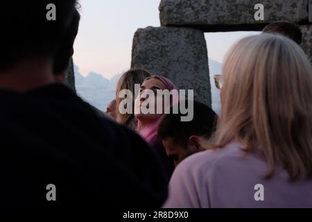 Salisbury, Gran Bretagna. 20th giugno, 2023. La gente si riunisce per celebrare il Solstizio d'estate a Stonehenge. Laura Gaggero/Alamy Live News Foto Stock