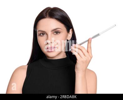 Donna che usa il porta-sigaretta lungo per fumare isolato su bianco Foto Stock