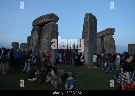 Salisbury, Gran Bretagna. 20th giugno, 2023. La gente si riunisce per celebrare il Solstizio d'estate a Stonehenge. Marta Montana Gomez/Alamy Live News Foto Stock