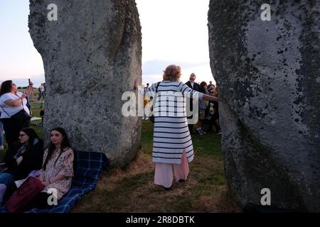 Salisbury, Gran Bretagna. 20th giugno, 2023. La gente si riunisce per celebrare il Solstizio d'estate a Stonehenge. Laura Gaggero/Alamy Live News Foto Stock