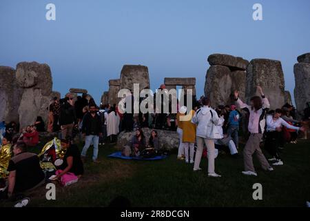 Salisbury, Gran Bretagna. 20th giugno, 2023. La gente si riunisce per celebrare il Solstizio d'estate a Stonehenge. Laura Gaggero/Alamy Live News Foto Stock