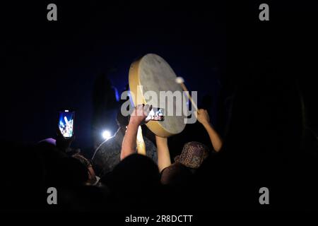 Salisbury, Gran Bretagna. 20th giugno, 2023. La gente si riunisce per celebrare il Solstizio d'estate a Stonehenge. Laura Gaggero/Alamy Live News Foto Stock